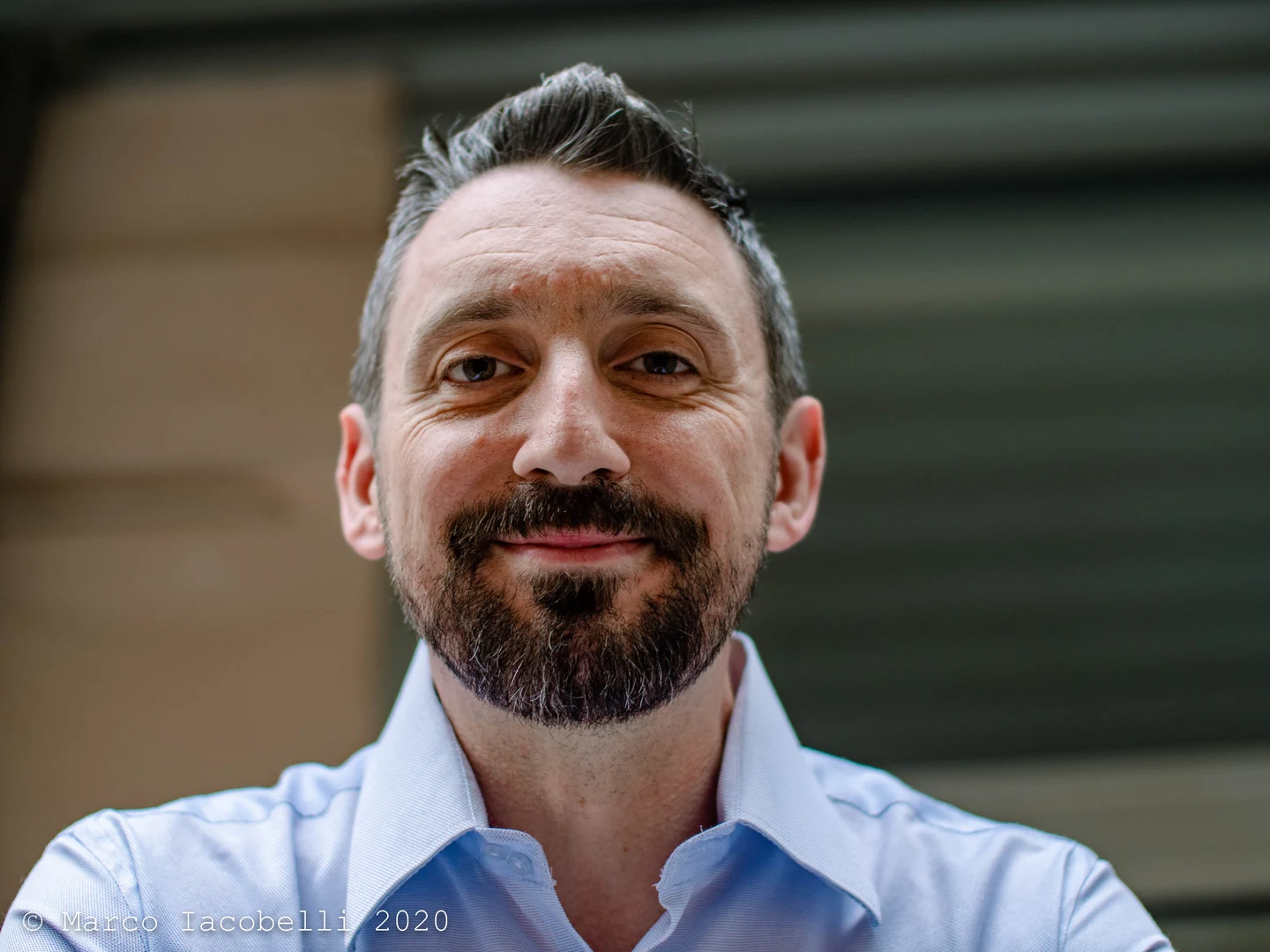 Paolo Di Monte, ritratto fotografico in camicia azzurra